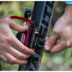 Kit Réparation Tubeless Blackburn Pro Plugger + Cartouche C02 -Accessoires De Vélo kit reparation tubeless blackburn pro plugger cartouche c02 2